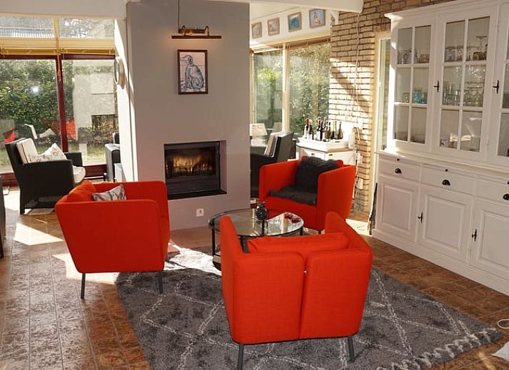 Winterse sfeer bij Vakantiehuis in Zorgvlied, Zuidwest Drenthe, met besneeuwd dak en grote ramen.