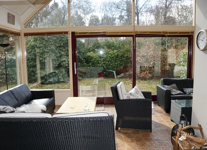 Winterse sfeer bij Vakantiehuis in Zorgvlied, Zuidwest Drenthe, met besneeuwd dak en grote ramen.