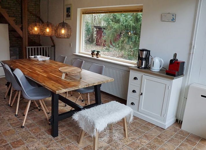 Sneeuw bedekt de tuin van Vakantiehuis in Zorgvlied in Zuidwest Drenthe, met groen en serene stilte.