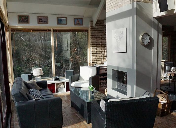 Sneeuw bedekt de tuin van Vakantiehuis in Zorgvlied in Zuidwest Drenthe, met groen en serene stilte.