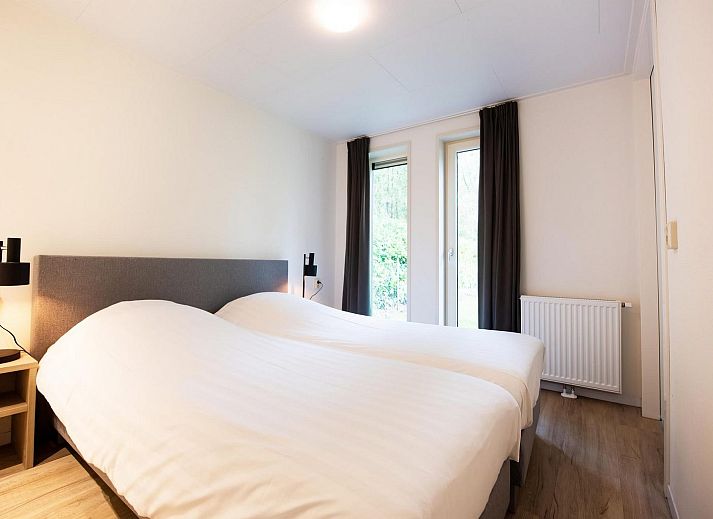 Gezellige woonkamer van Drenthelodge | 6 Pers in Zorgvlied, met uitzicht op de bossen van Zuidwest Drenthe.