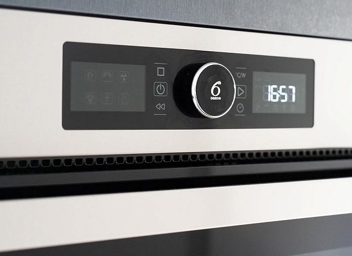 Gezellige woonkamer van Drenthelodge | 6 Pers in Zorgvlied, met uitzicht op de bossen van Zuidwest Drenthe.