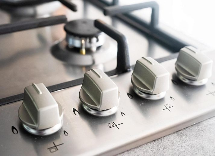 Gezellige woonkamer van Drenthelodge | 6 Pers in Zorgvlied, met uitzicht op de bossen van Zuidwest Drenthe.