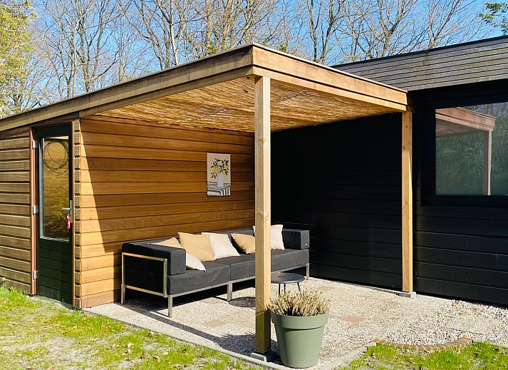 Sfeervolle slaapkamer in vakantiehuis DG2025 in Zorgvlied, Zuidwest Drenthe, met een comfortabel bed en rustieke inrichting.