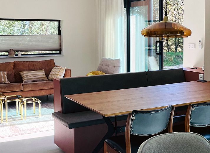 Sfeervolle slaapkamer in vakantiehuis DG2025 in Zorgvlied, Zuidwest Drenthe, met een comfortabel bed en rustieke inrichting.