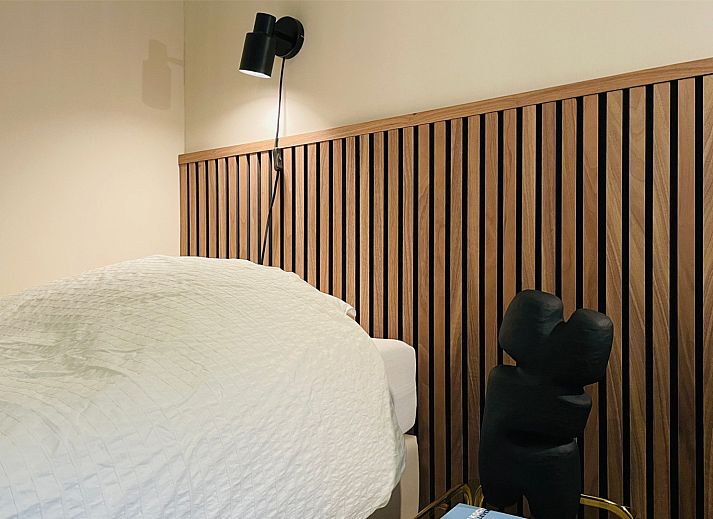 Sfeervolle slaapkamer in vakantiehuis DG2025 in Zorgvlied, Zuidwest Drenthe, met een comfortabel bed en rustieke inrichting.