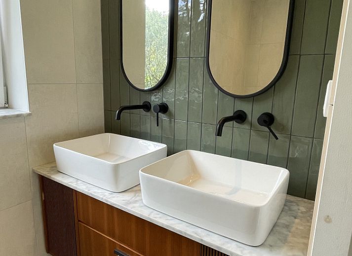 Stijlvolle woonkamer van vakantiehuis DG2025 in Zorgvlied, Zuidwest Drenthe, met comfortabele banken en modern interieurontwerp.