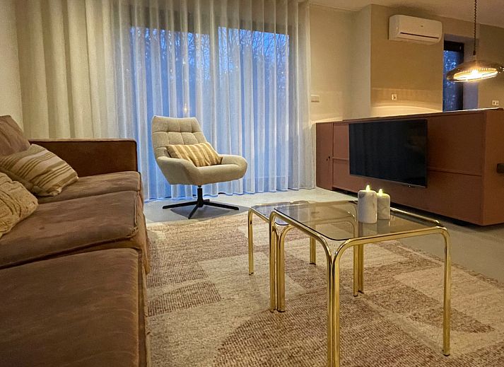 Stijlvolle woonkamer van vakantiehuis DG2025 in Zorgvlied, Zuidwest Drenthe, met comfortabele banken en modern interieurontwerp.