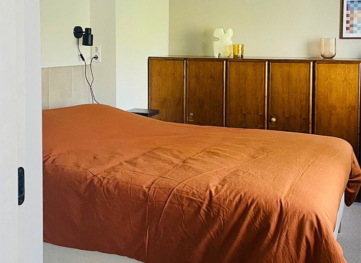 Stijlvolle woonkamer van vakantiehuis DG2025 in Zorgvlied, Zuidwest Drenthe, met comfortabele banken en modern interieurontwerp.