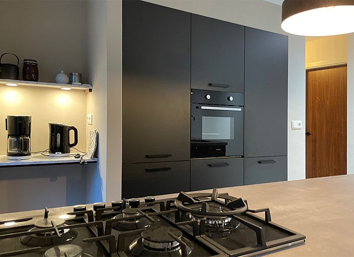 Gezellige slaapkamer in vakantiehuis DG2025 in Zorgvlied, Zuidwest Drenthe, met modern houten interieur en sfeervolle verlichting.