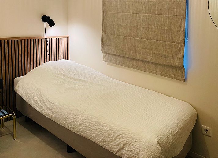 Gezellige slaapkamer in vakantiehuis DG2025 in Zorgvlied, Zuidwest Drenthe, met modern houten interieur en sfeervolle verlichting.