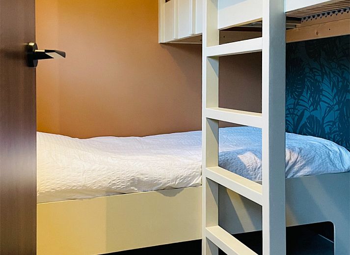 Gezellige slaapkamer in vakantiehuis DG2025 in Zorgvlied, Zuidwest Drenthe, met modern houten interieur en sfeervolle verlichting.