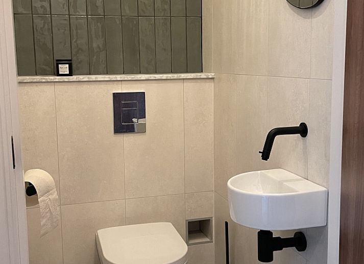 Gezellige slaapkamer in vakantiehuis DG2025 in Zorgvlied, Zuidwest Drenthe, met modern houten interieur en sfeervolle verlichting.