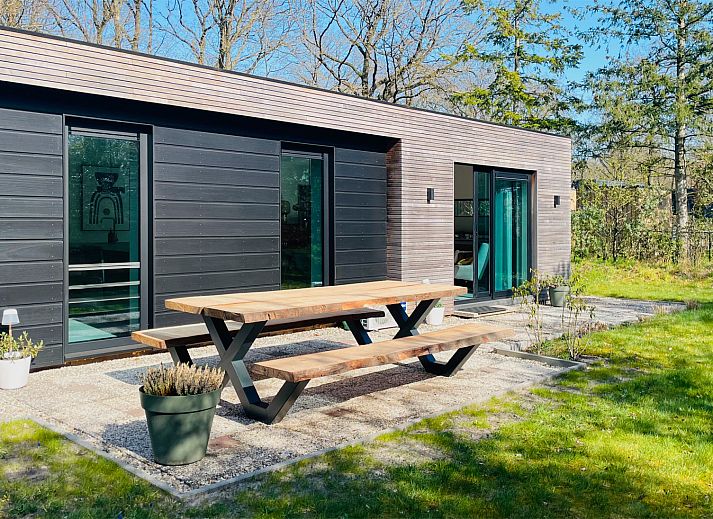 Stijlvolle badkamer in vakantiehuis DG2025 in Zorgvlied, Zuidwest Drenthe, met moderne wastafels en elegante spiegels.