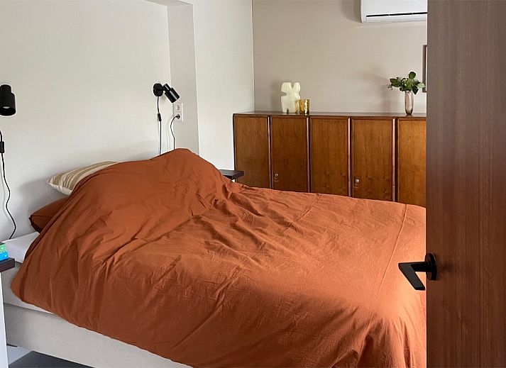 Stijlvolle badkamer in vakantiehuis DG2025 in Zorgvlied, Zuidwest Drenthe, met moderne wastafels en elegante spiegels.