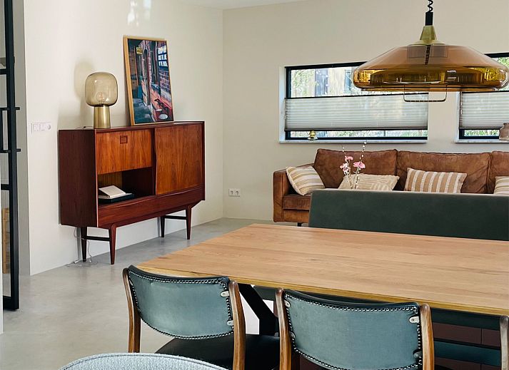 Stijlvolle badkamer in vakantiehuis DG2025 in Zorgvlied, Zuidwest Drenthe, met moderne wastafels en elegante spiegels.