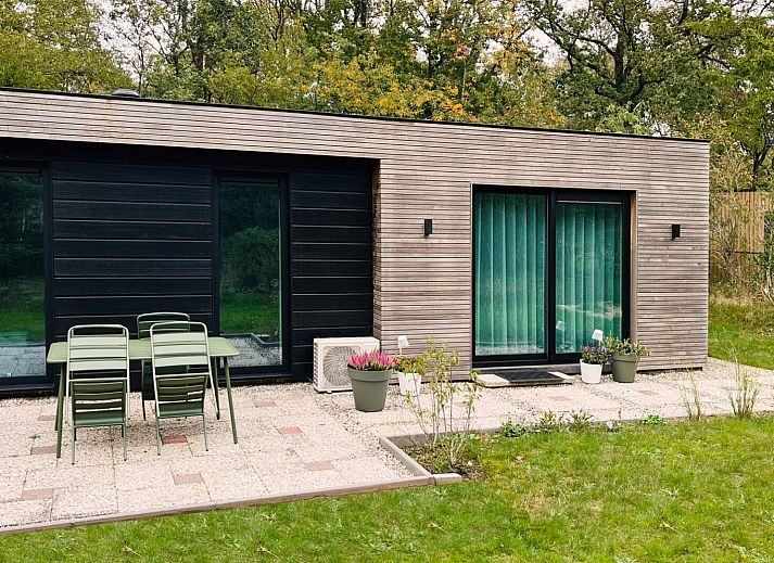 Stijlvolle badkamer in vakantiehuis DG2025 in Zorgvlied, Zuidwest Drenthe, met moderne wastafels en elegante spiegels.