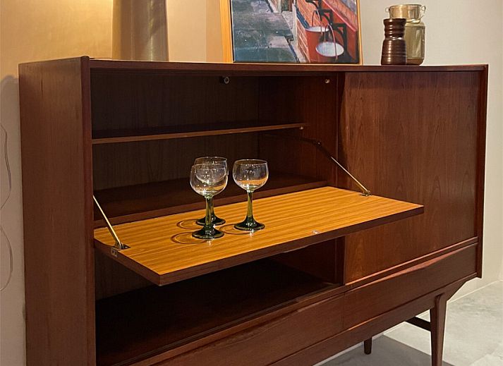 Stijlvolle badkamer in vakantiehuis DG2025 in Zorgvlied, Zuidwest Drenthe, met moderne wastafels en elegante spiegels.