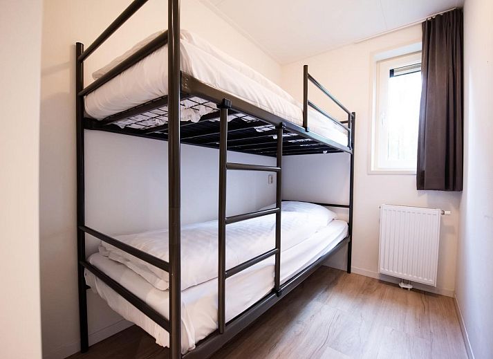 Moderne chalet De Ganzenpoel in Zorgvlied, Zuidwest Drenthe, met terras en omringd door groene natuur voor een ontspannen vakantie.