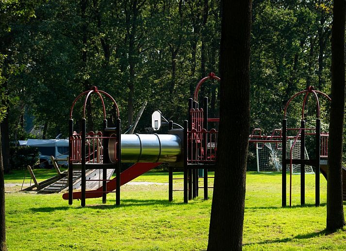 Gezellige woonkamer van De Ganzenpoel chalet in Zorgvlied, Zuidwest Drenthe, met moderne inrichting en uitzicht op de omringende natuur.