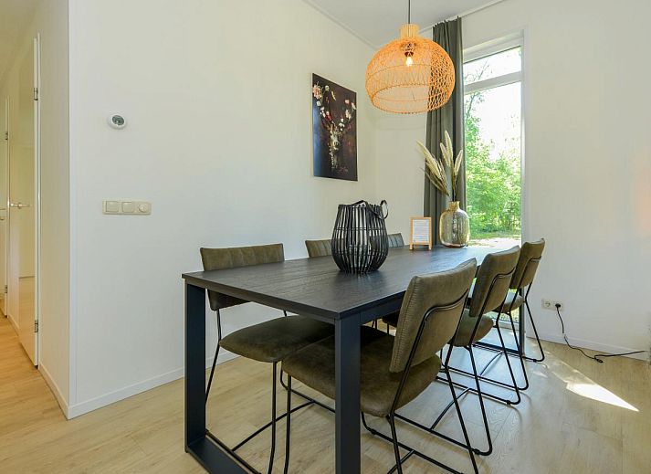 Geniet van de serene natuur rondom chalet Onderduikershol in Zorgvlied, Drenthe, met een uitnodigend terras voor ontspanning.