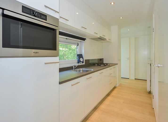 Geniet van de serene natuur rondom chalet Onderduikershol in Zorgvlied, Drenthe, met een uitnodigend terras voor ontspanning.