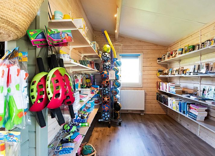 Stijlvolle eetkamer in chalet Onderduikershol, Zorgvlied, Drenthe, met moderne inrichting en uitzicht op de groene omgeving.