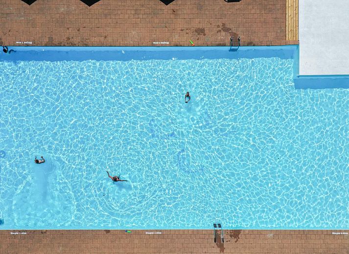 Gezellige slaapkamer in chalet Onderduikershol, Zorgvlied, Zuidwest Drenthe, met comfortabel bed en rustgevend uitzicht op de natuur.