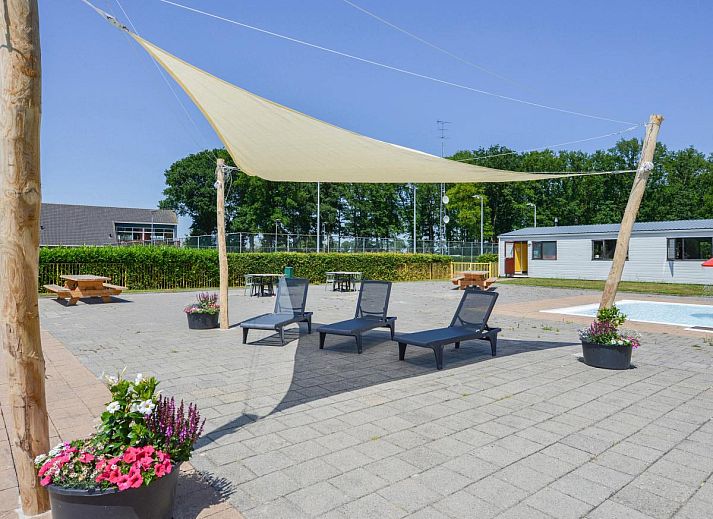 Gezellige slaapkamer in chalet Onderduikershol, Zorgvlied, Zuidwest Drenthe, met comfortabel bed en rustgevend uitzicht op de natuur.