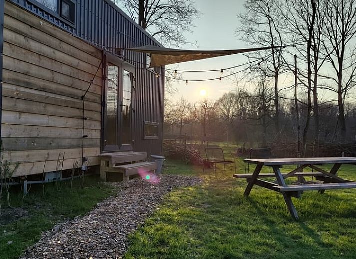 Ferienhaus in Vledder, Suedwest-Drenthe mit moderner Veranda, umgeben von Natur.