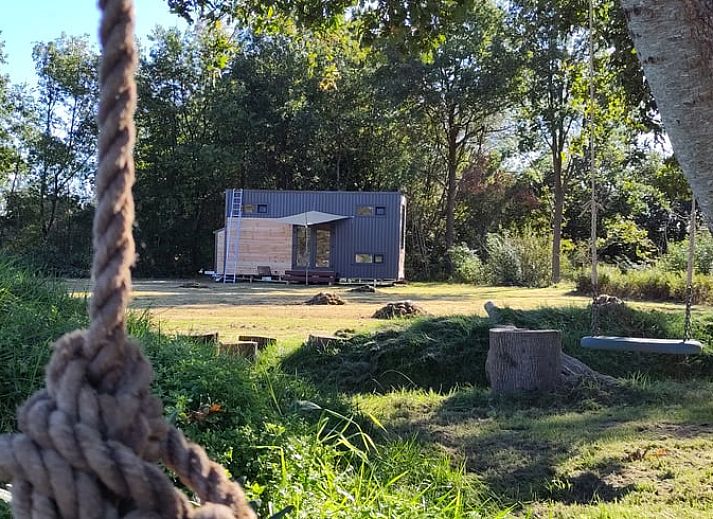 Ferienhaus in Vledder, Suedwest-Drenthe mit moderner Veranda, umgeben von Natur.