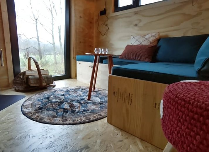 Ferienhaus in Vledder, Suedwest-Drenthe mit moderner Veranda, umgeben von Natur.