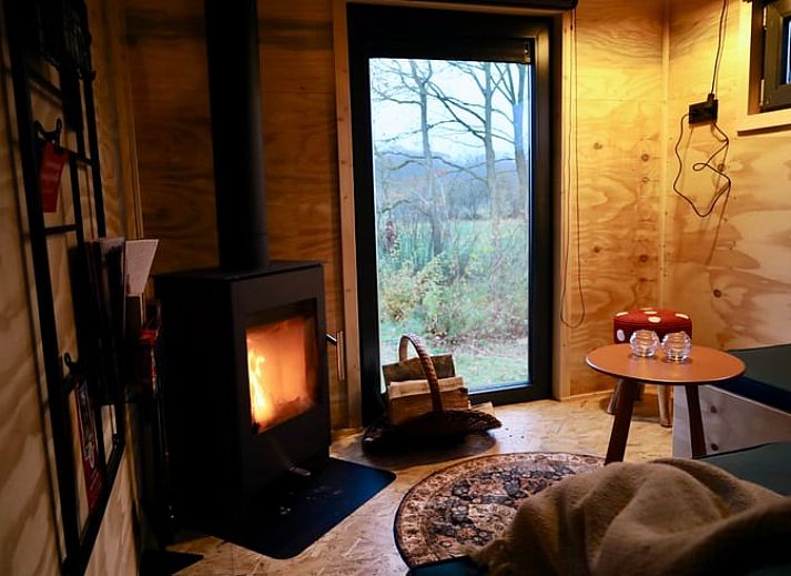 Ferienhaus in Vledder, Suedwest-Drenthe mit moderner Veranda, umgeben von Natur.