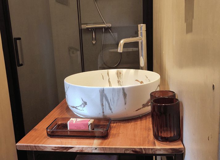 Rustic hot tub at Holiday home in Vledder in green Drenthe.