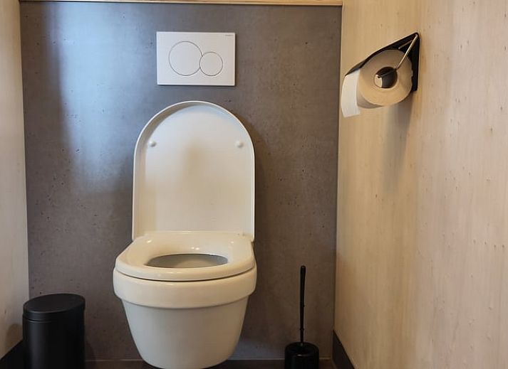 Rustic hot tub at Holiday home in Vledder in green Drenthe.