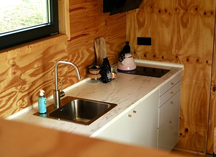 Beleuchtete Abendveranda von Huisje in Vledder, Ferienhaus in Suedwest-Drenthe, Drenthe.