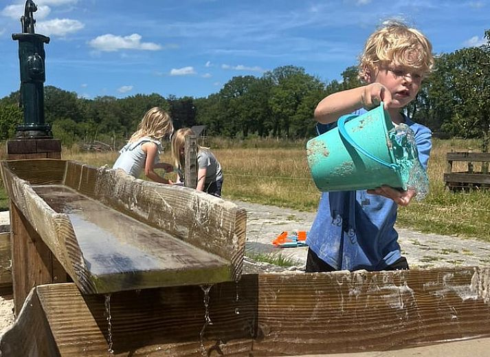 Kaminofen und Kuschelecke im Cottage in Vledder, Ferienhaus in Suedwest-Drenthe.