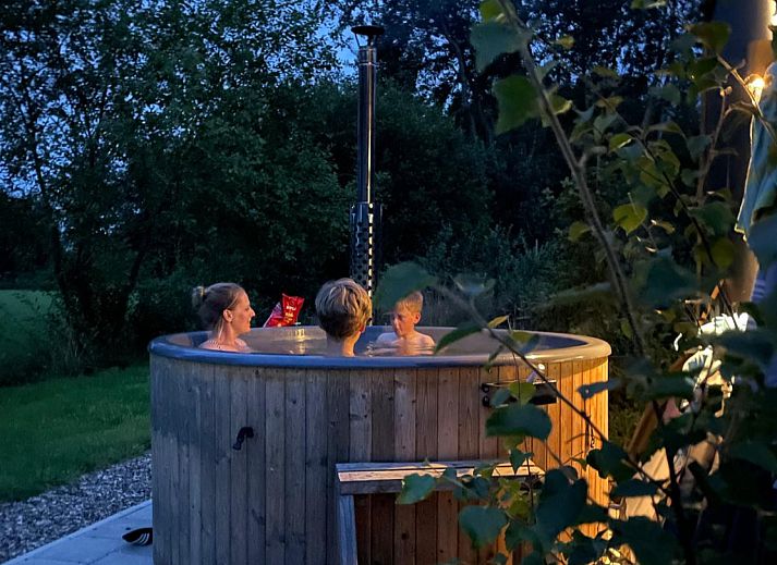 Ontspan in de hot tub van DG1834, Vledder, met uitzicht op de natuur van Zuidwest Drenthe.