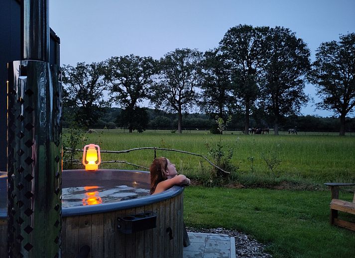Ontspan in de hot tub van DG1834, Vledder, met uitzicht op de natuur van Zuidwest Drenthe.