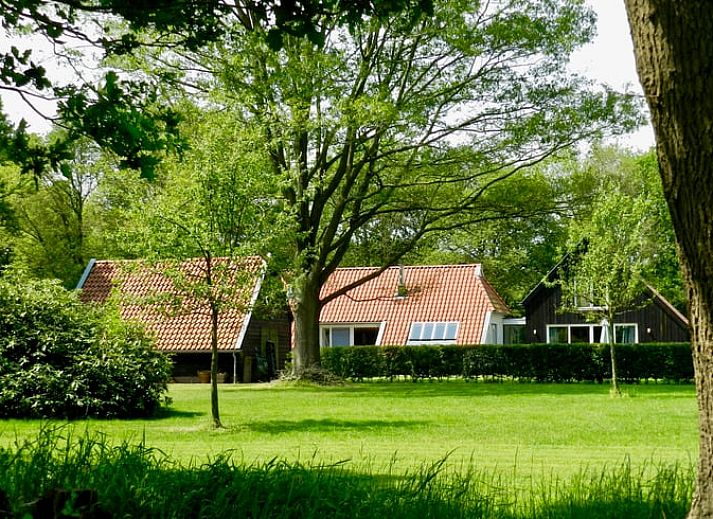 Luchtfoto van Vakantiehuis in Wapse, Zuidwest Drenthe, omringd door velden en bossen.
