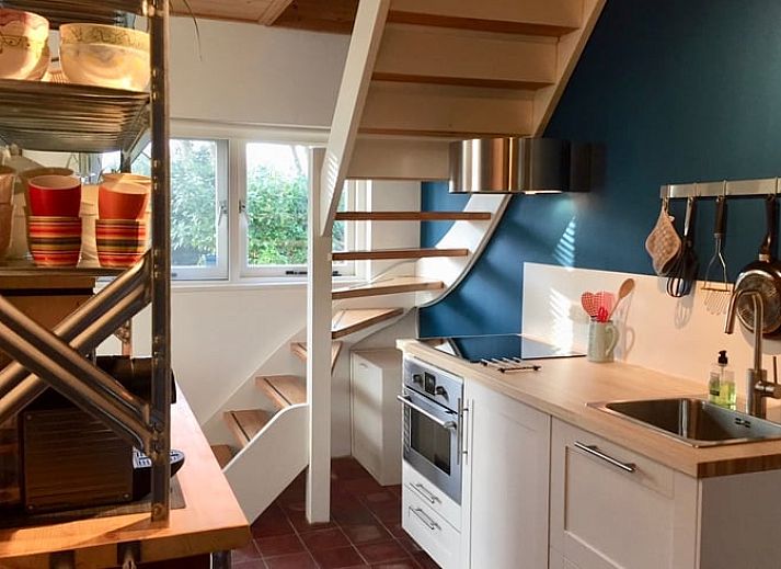 Luchtfoto van Vakantiehuis in Wapse, Zuidwest Drenthe, omringd door velden en bossen.