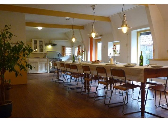 Rustiek Vakantiehuisje in Wapse met rieten dak in Zuidwest Drenthe, omgeven door groene tuin.