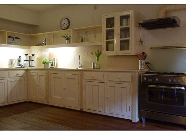 Speeltuin met glijbaan bij Vakantiehuisje in Wapse, ideaal voor kinderen in Zuidwest Drenthe.