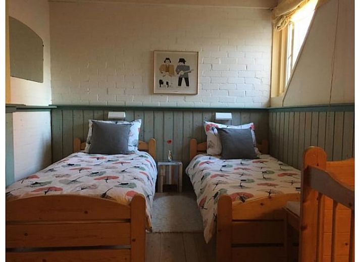 Speeltuin met glijbaan bij Vakantiehuisje in Wapse, ideaal voor kinderen in Zuidwest Drenthe.