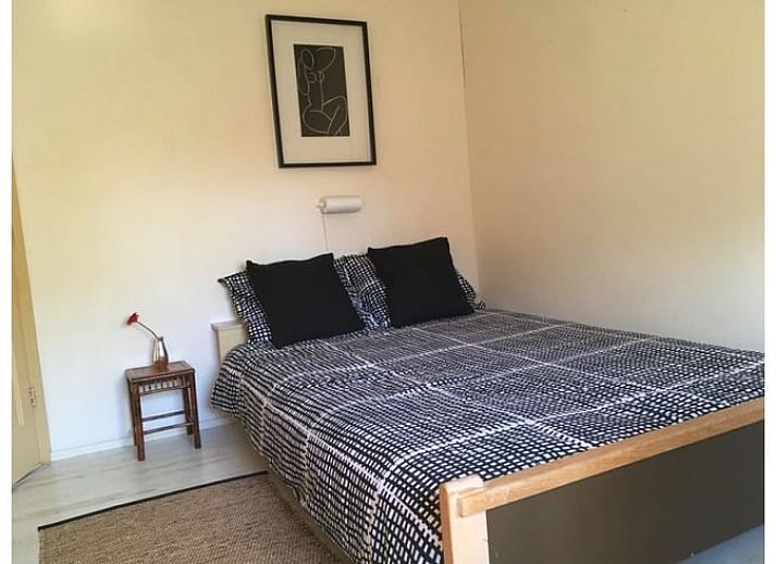 Zonnebloemveld nabij Vakantiehuisje in Wapse, Drenthe, met dramatische wolkenlucht.