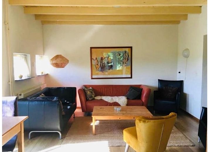 Groene omgeving van Vakantiehuisje in Wapse, Zuidwest Drenthe, met bomen en grasveld.