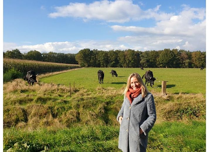 Groene omgeving van Vakantiehuisje in Wapse, Zuidwest Drenthe, met bomen en grasveld.