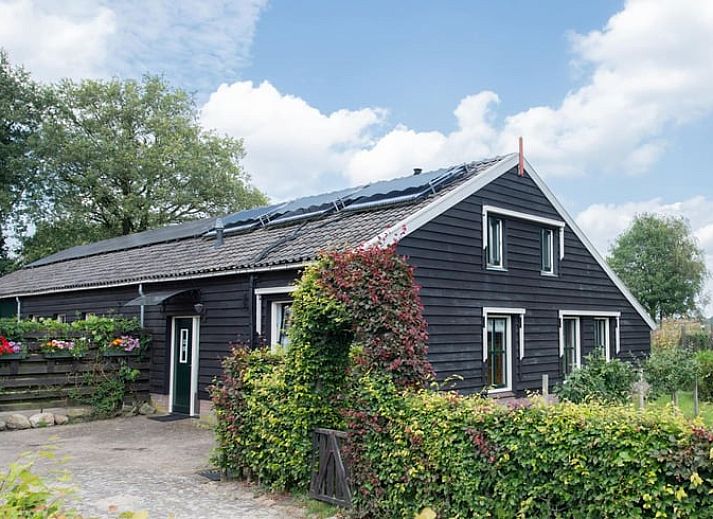 Rustiek vakantiehuisje in Wapse, Zuidwest Drenthe, omgeven door weelderige natuur en een charmante landelijke omgeving.