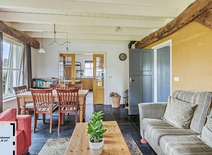 Rustiek vakantiehuisje in Wapse, Zuidwest Drenthe, omgeven door weelderige natuur en een charmante landelijke omgeving.