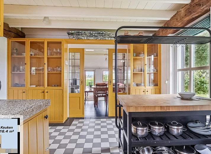 Rustiek vakantiehuisje in Wapse, Zuidwest Drenthe, omgeven door weelderige natuur en een charmante landelijke omgeving.